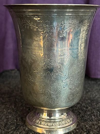 Tulip-shaped tumbler in 950 thousandths silver...