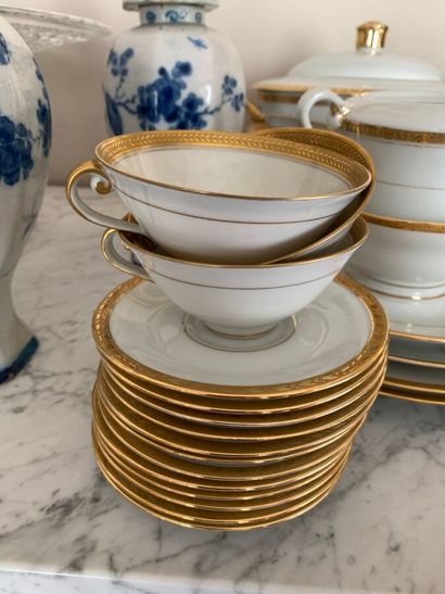 Partie de service de table en porcelaine...