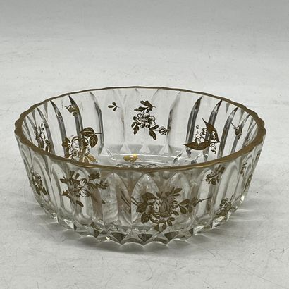 Coupe ronde en cristal taillé à décor doré...