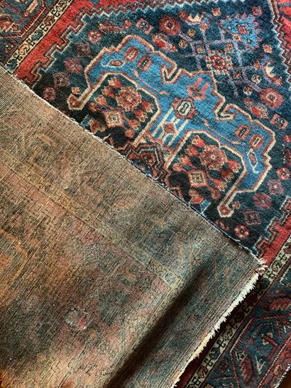 Lot de cinq tapis d'Orient (usures et accidents)...