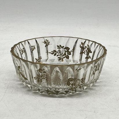 Coupe ronde en cristal taillé à décor doré...