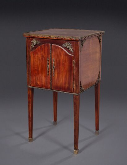 Table de chevet de style Louis XVI en bois...