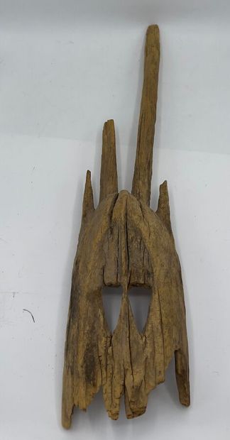 Masque Dogon en bois sculpté et évidé représentant...