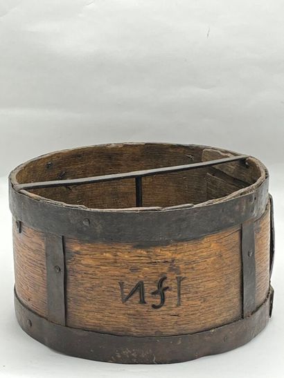 Mesure à grain en bois et fer forgé, gravé...