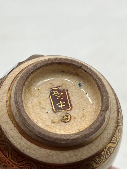 Paire de petits vases en faïence de Satsuma...