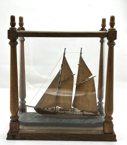 Maquette de bateau en bois, sous verre au...