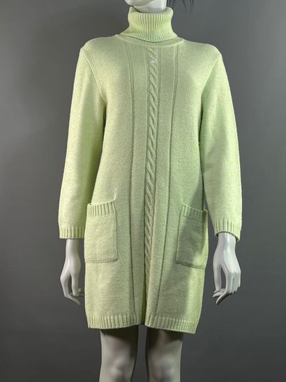 COURRÈGES Paris. Robe pull.

Réalisée en...