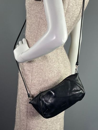 VANESSA BRUNO - Petit sac 

Le modèle est...