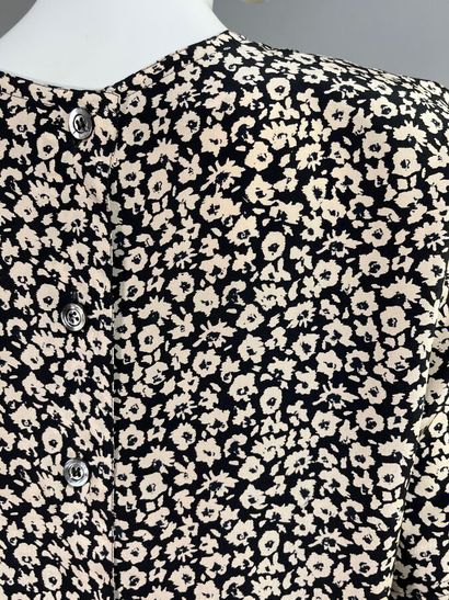 CERRUTI 1881 - Blouse.

En soie à motif fleuri...
