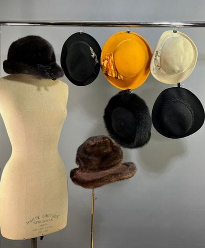 Important lot de 7 chapeaux fourrure et autres.

L'ensemble...
