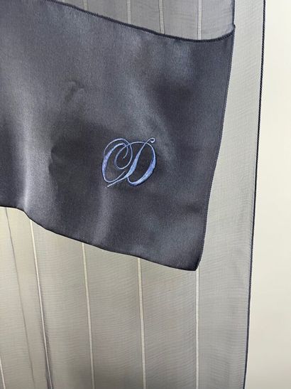 CHRISTIAN DIOR - Écharpe en soie.

Modèle...