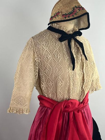 Début du XXème siècle. Ensemble folklorique...