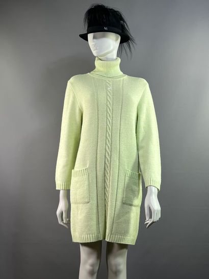 COURRÈGES Paris. Robe pull.

Réalisée en...