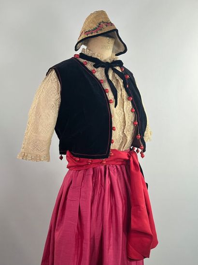 Début du XXème siècle. Ensemble folklorique...