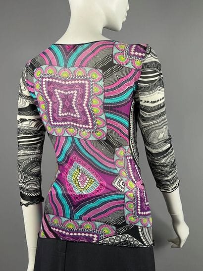 CHACOK - Top

En mesh imprimé de motifs abstraits...
