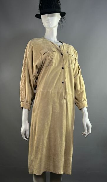 TED LAPIDUS - Robe en peau beige.

Cuir velours...