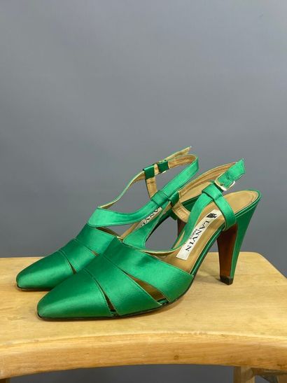 LANVIN Paris
Escarpins réalisés en satin...