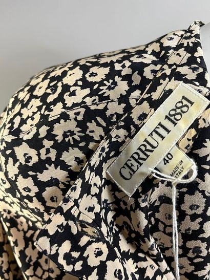 CERRUTI 1881 - Blouse.

En soie à motif fleuri...