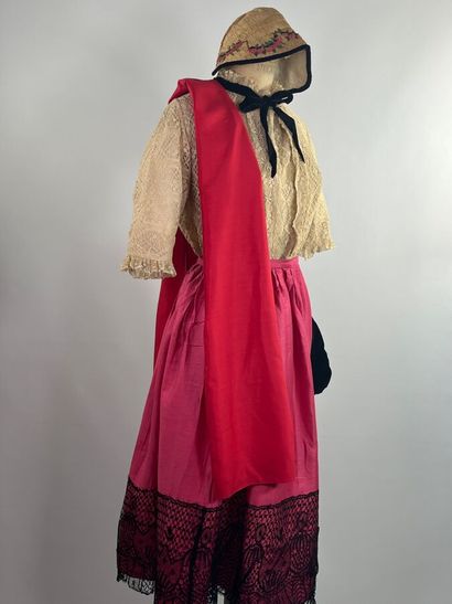 Début du XXème siècle. Ensemble folklorique...
