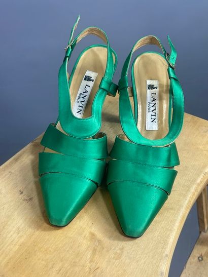 LANVIN Paris
Escarpins réalisés en satin...