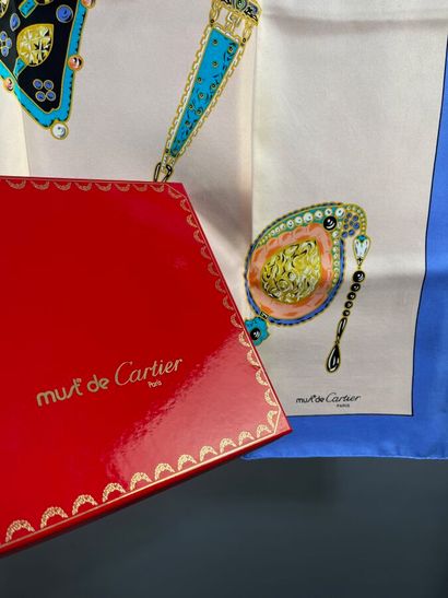 MUST de CARTIER - Carré de soie et sa boite.

La...