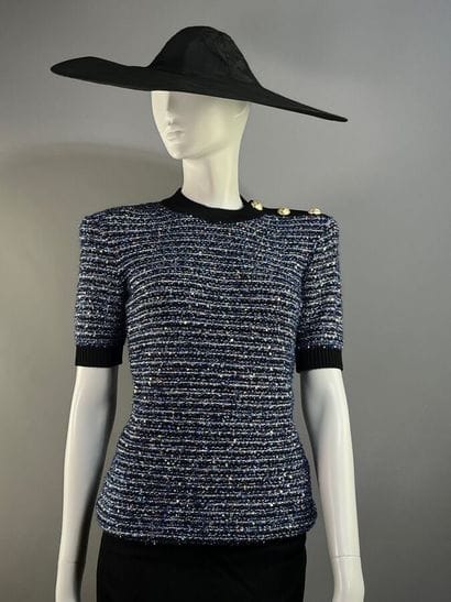 BALMAIN Paris.

Pull à manches courtes réalisé...