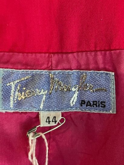 THIERRY MUGLER - Robe d'été.

Le modèle est...