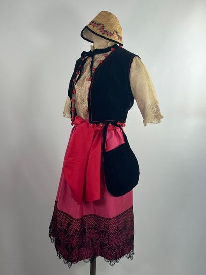 Début du XXème siècle. Ensemble folklorique...