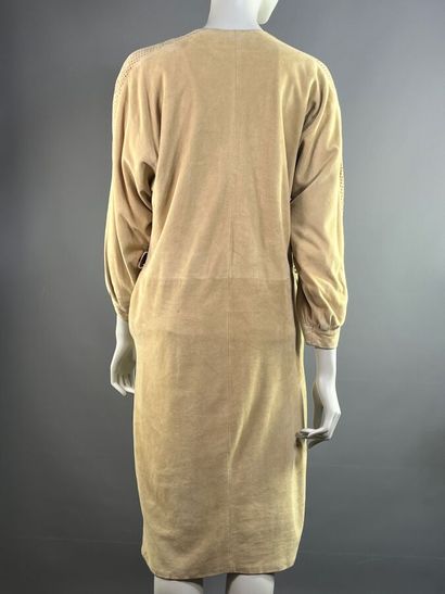 TED LAPIDUS - Robe en peau beige.

Cuir velours...
