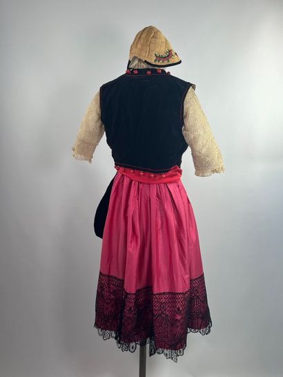 Début du XXème siècle. Ensemble folklorique...