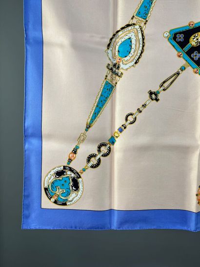 MUST de CARTIER - Carré de soie et sa boite.

La...