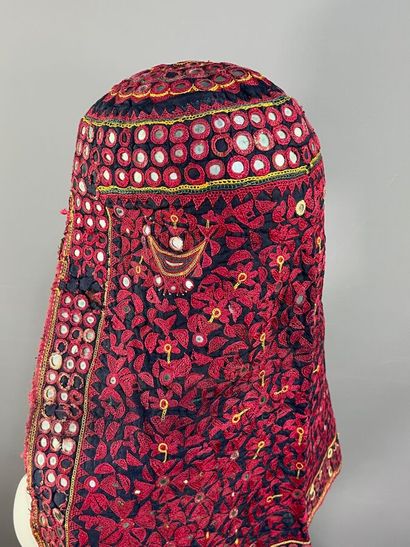 Ancienne coiffe indienne brodée - Ouest de...