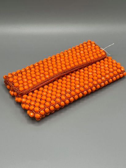 Pochette perlée vintage.

Réalisée en maille...
