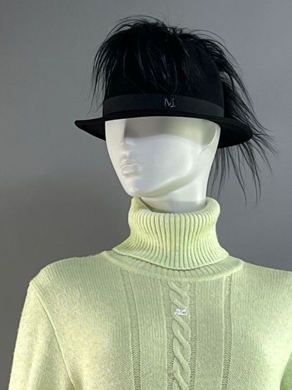 COURRÈGES Paris. Robe pull.

Réalisée en...