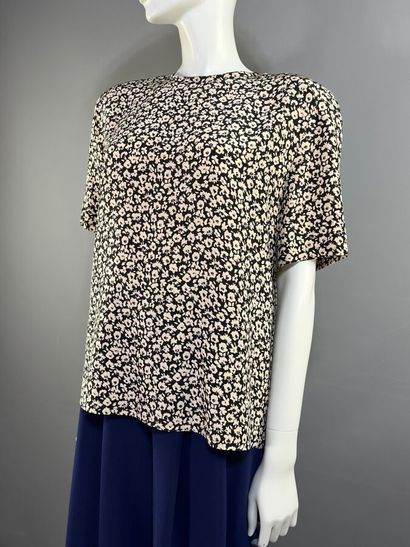 CERRUTI 1881 - Blouse.

En soie à motif fleuri...