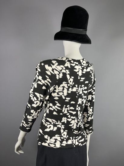 CHLOÉ - Pull.

Modèle à manches longues raglan...