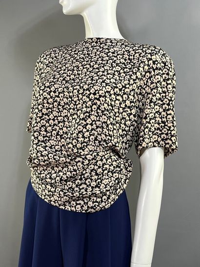 CERRUTI 1881 - Blouse.

En soie à motif fleuri...