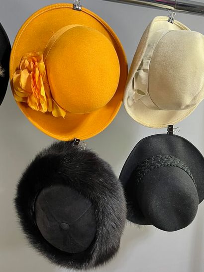 Important lot de 7 chapeaux fourrure et autres.

L'ensemble...