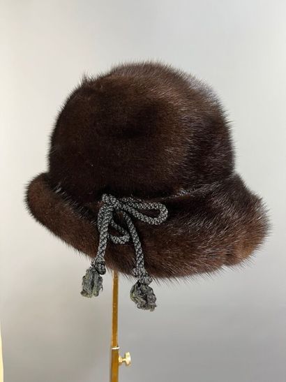 Important lot de 7 chapeaux fourrure et autres.

L'ensemble...
