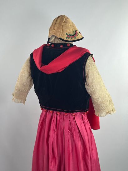 Début du XXème siècle. Ensemble folklorique...