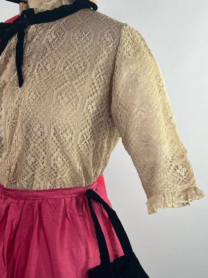 Début du XXème siècle. Ensemble folklorique...