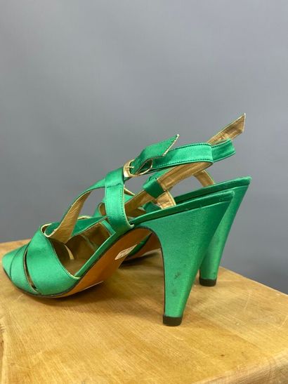 LANVIN Paris
Escarpins réalisés en satin...