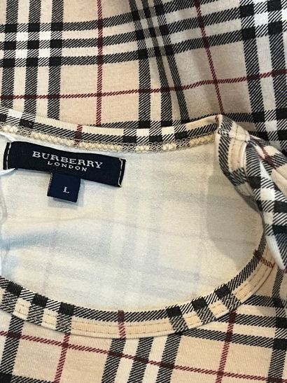BURBERRY London. Top.

Modèle en coton stretch...