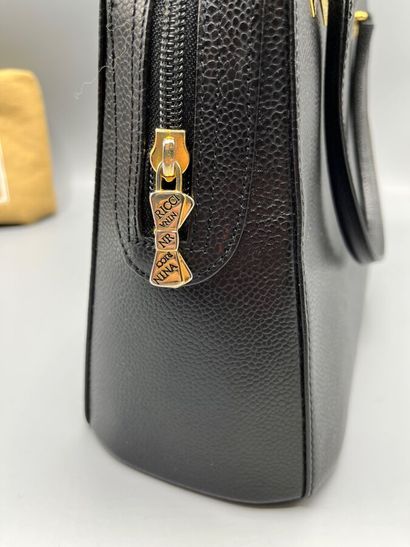 NINA RICCI - Sac à main.

Modèle en cuir...