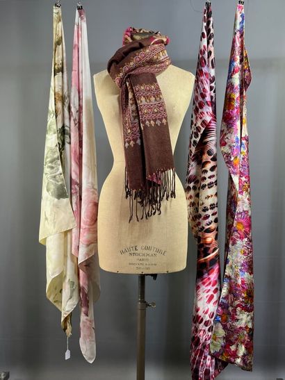 PIERRE CARDIN ET AUTRES - Lot de foulards...