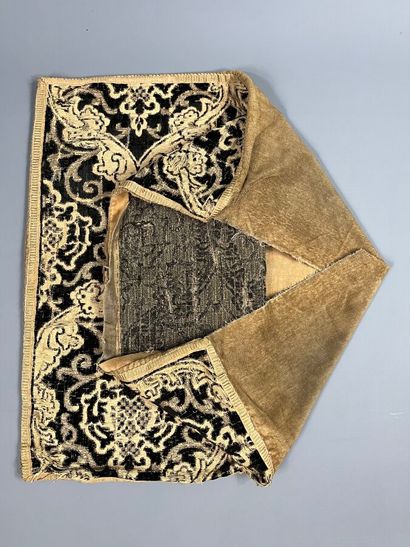 Velours, Circa 1900, Italie.
Carré de velours...