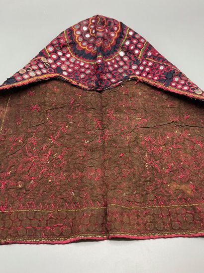 Ancienne coiffe indienne brodée - Ouest de...