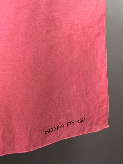 SONIA RYKIEL - Etole en toile.

Le modèle...