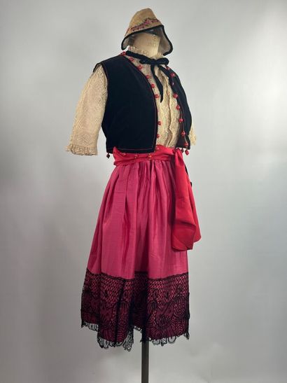 Début du XXème siècle. Ensemble folklorique...