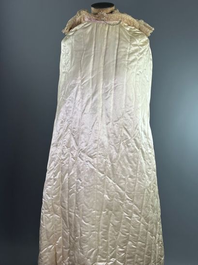 Vers 1900 - Cape et jupe coordonnée parme.

L'ensemble...